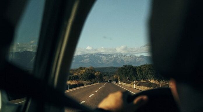 Lista completă de obiecte esențiale și măsuri pentru o vacanță de cuplu fără griji