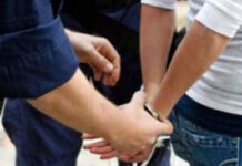 Tineri reținuți după ce și-au bătut vecinul, pe marginea drumului