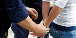 Tineri reținuți după ce și-au bătut vecinul, pe marginea drumului