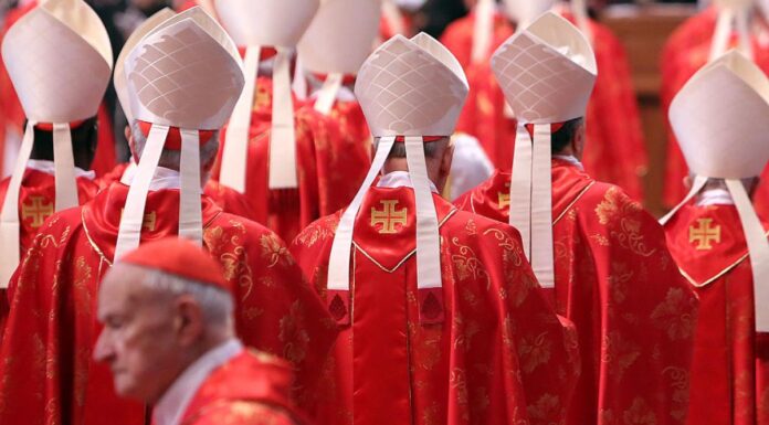 Conclavul pentru desemnarea următorului Papă începe mâine