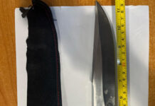 Prins cu cuțitul la brâu, în centrul orașului