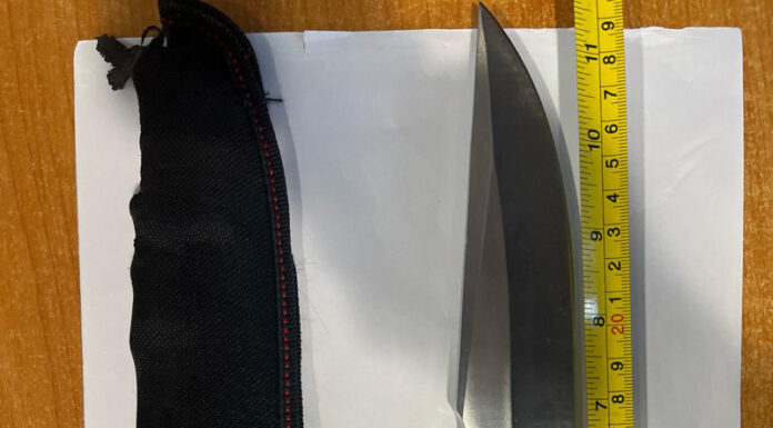 Prins cu cuțitul la brâu, în centrul orașului