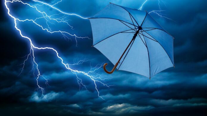 Vremea, dată peste cap. Furtuni violente