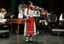 La 15 ani, cucerește scena cu vioara, pianul și vocea. Povestea unei tinere artiste din Gorj