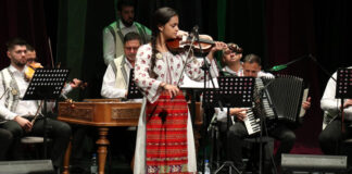 La 15 ani, cucerește scena cu vioara, pianul și vocea. Povestea unei tinere artiste din Gorj
