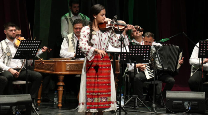 La 15 ani, cucerește scena cu vioara, pianul și vocea. Povestea unei tinere artiste din Gorj