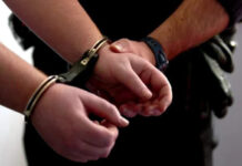 Bărbat încătușat după ce și-a bătut bunica și a încălcat ordinul de protecţie