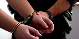 Bărbat încătușat după ce și-a bătut bunica și a încălcat ordinul de protecţie