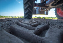 Prins fără permis la volanul unui tractor