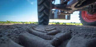 Prins fără permis la volanul unui tractor