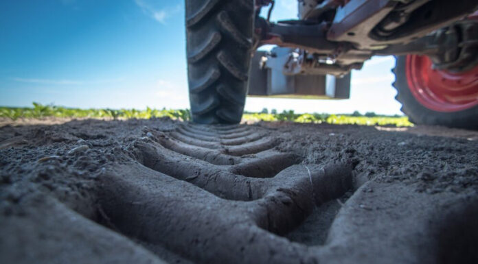 Prins fără permis la volanul unui tractor