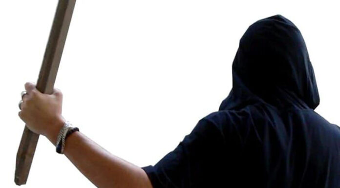 Adolescent din Târgu-Cărbunești, acuzat că și-a lovit bunicul după ce a încălcat un ordin de protecție