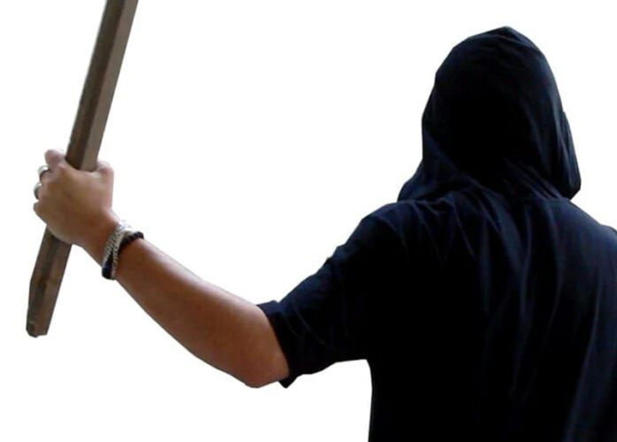 Adolescent din Târgu-Cărbunești, acuzat că și-a lovit bunicul după ce a încălcat un ordin de protecție