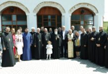Sfânta şi Dumnezeiasca Liturghie Arhierească în Parohia Baia de Fier II – ,,Avem Sfinţi Cuvioşi care s-au retras din lume, în peşteri şi în pustietăţi, şi ei s-au nevoit atât de mult, încât Dumnezeu i-a proslăvit în ceata drepţilor”!