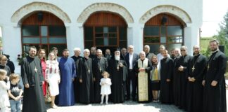 Sfânta şi Dumnezeiasca Liturghie Arhierească în Parohia Baia de Fier II – ,,Avem Sfinţi Cuvioşi care s-au retras din lume, în peşteri şi în pustietăţi, şi ei s-au nevoit atât de mult, încât Dumnezeu i-a proslăvit în ceata drepţilor”!