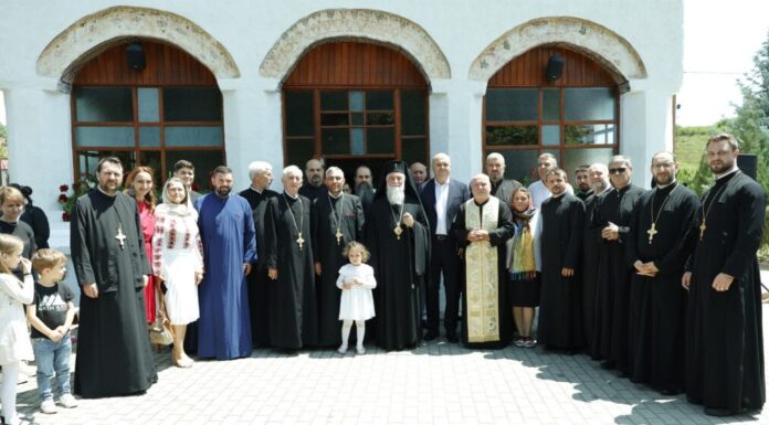 Sfânta şi Dumnezeiasca Liturghie Arhierească în Parohia Baia de Fier II – ,,Avem Sfinţi Cuvioşi care s-au retras din lume, în peşteri şi în pustietăţi, şi ei s-au nevoit atât de mult, încât Dumnezeu i-a proslăvit în ceata drepţilor”!