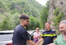 FOTO: Cum au reacționat doi polițiști, după ce au observat un autoturism oprit pe marginea drumului, în Defileul Jiului