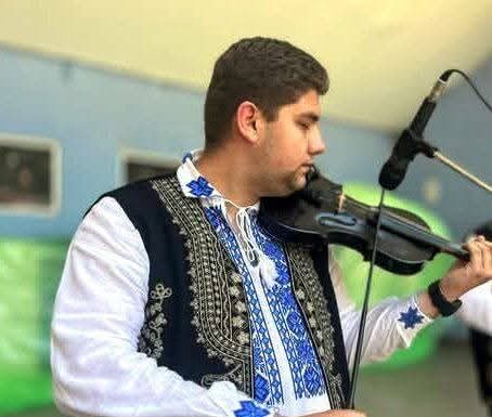 Anchetă a Poliției: Un tânăr de 18 ani a murit electrocutat, în timp ce cânta la vioară, după ce un fulger i-a lovit casa