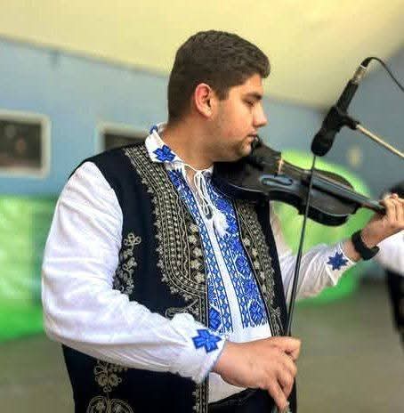 Anchetă a Poliției: Un tânăr de 18 ani a murit electrocutat, în timp ce cânta la vioară, după ce un fulger i-a lovit casa