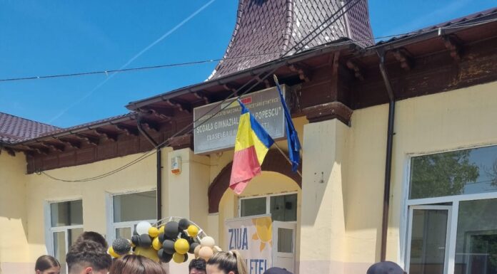 Cum au sărbătorit elevii unei școli din Gorj „Ziua Biciclistului”! Poliția, la fața locului