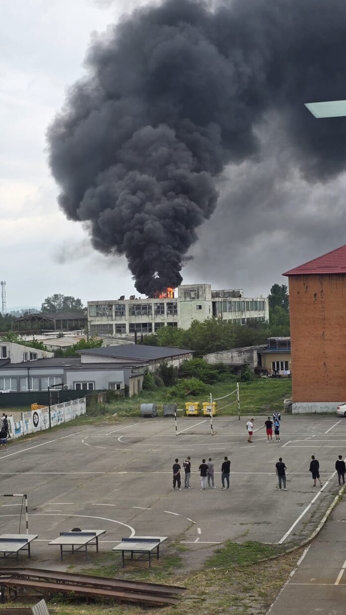 Pompierii au stabilit cauza incendiului cu degajări mari de fum în Târgu-Jiu