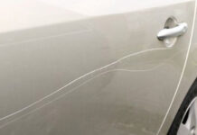 Mașină zgâriată de doi copii