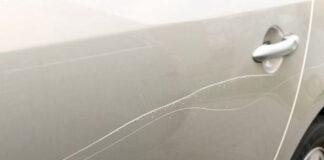 Mașină zgâriată de doi copii