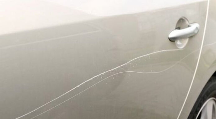 Mașină zgâriată de doi copii