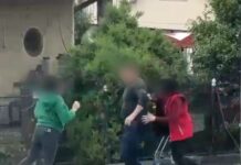 Bătaie din cauza geloziei, în apropierea unui supermarket din Baia de Fier