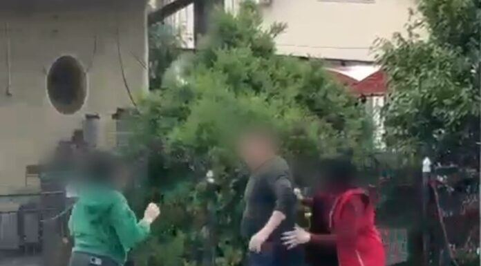 Bătaie din cauza geloziei, în apropierea unui supermarket din Baia de Fier