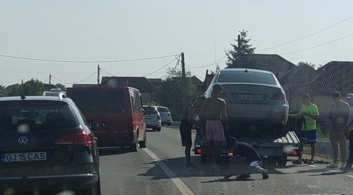 Familie rănită într-un accident la Drăguțești