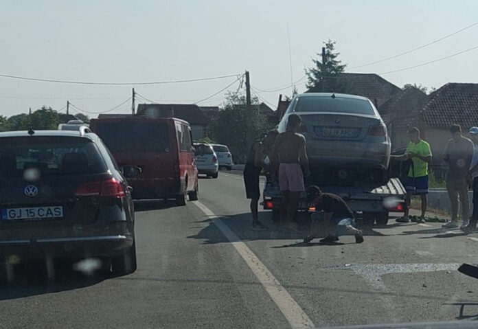 Familie rănită într-un accident la Drăguțești
