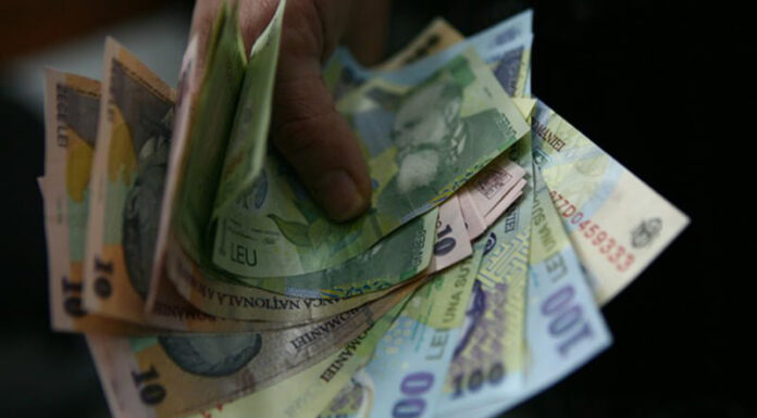 Tânără de 18 ani, acuzată că i-a furat banii bunicii