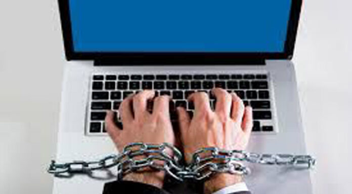 Bărbatul care și-a amenințat vecinii pe internet, eliberat