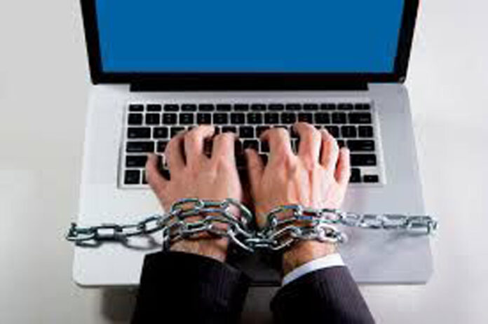 Bărbatul care și-a amenințat vecinii pe internet, eliberat