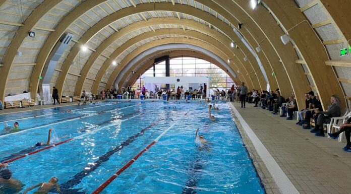 Concurs de înot la bazinul acoperit din Târgu Jiu