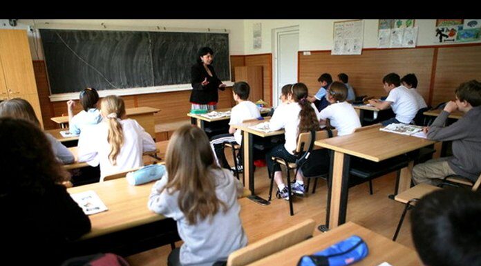 USR vrea să taie bursele școlare!