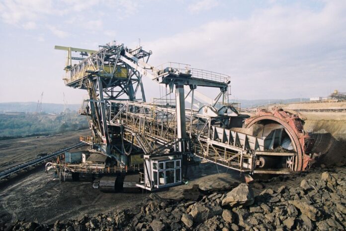 CEO dă 2,5 milioane de lei pentru închirierea autovehiculelor industriale cu șofer