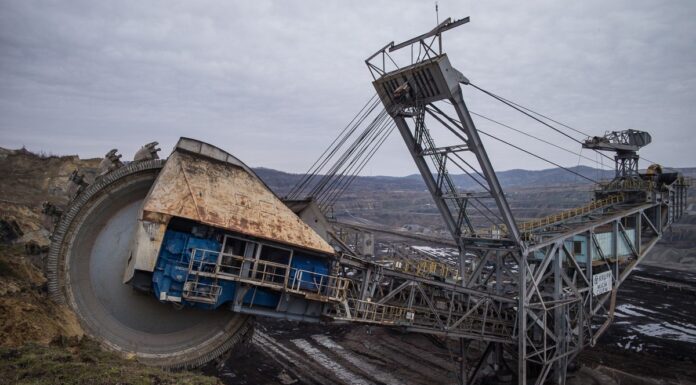 Surpare de pământ în Cariera Roșia! Utilajele, în pericol!