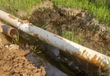 Conductă de țiței spartă, sol contaminat