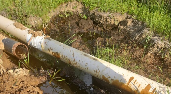 Conductă de țiței spartă, sol contaminat