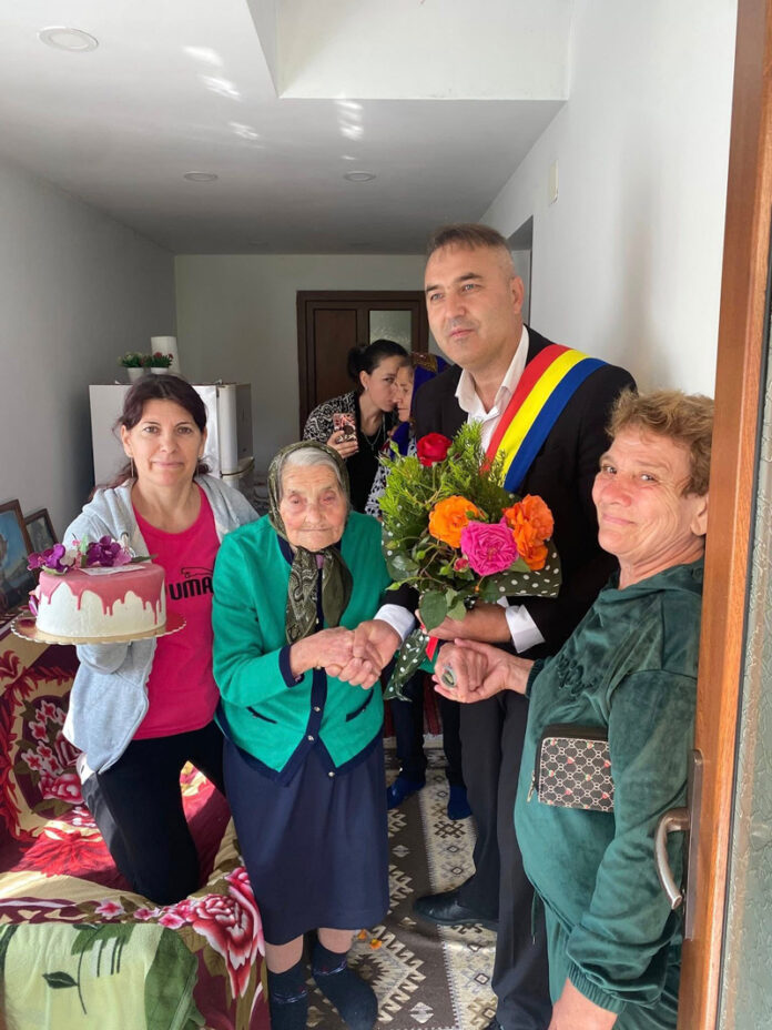 O viață de peste un secol. O localnică din Roșia de Amaradia a împlinit 101 ani