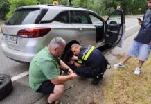 Trei polițiști au ajutat o familie care rămăsese cu mașina în pană