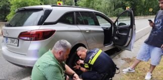 Trei polițiști au ajutat o familie care rămăsese cu mașina în pană