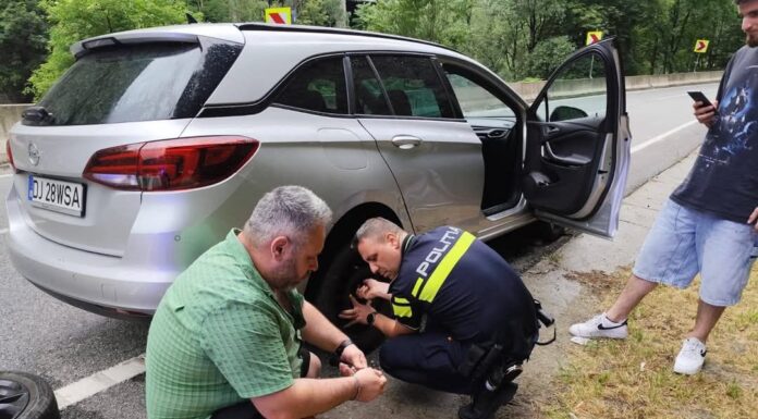 Trei polițiști au ajutat o familie care rămăsese cu mașina în pană