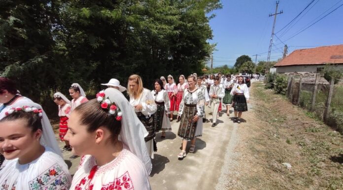 Tradiția prinde viață la Hobița. Peste 130 de meșteri populari participă la Festivalul RomânIA Autentică