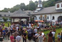 Mănăstirea «Sfânta Treime» de la Strâmba-Jiu, (Turceni-Gorj) şi-a sărbătorit hramul – ,,La această minunată lavră din Strâmba Jiului, duhul sfânt se revarsă zi de zi, în Liturghie şi după Liturghie, prin slujirile părinţilor şi a maicilor de la mănăstire”!