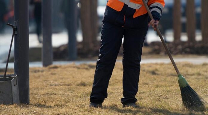 Sute de condamnați au curățat șanțuri, străzi și parcuri în Gorj