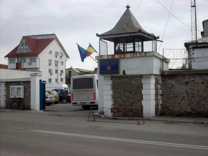 Patru bărbați din Rovinari, condamnați într-un dosar de trafic de droguri, duși la penitenciar