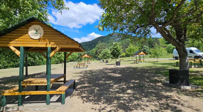 Loc de picnic modern pe Valea Susenilor